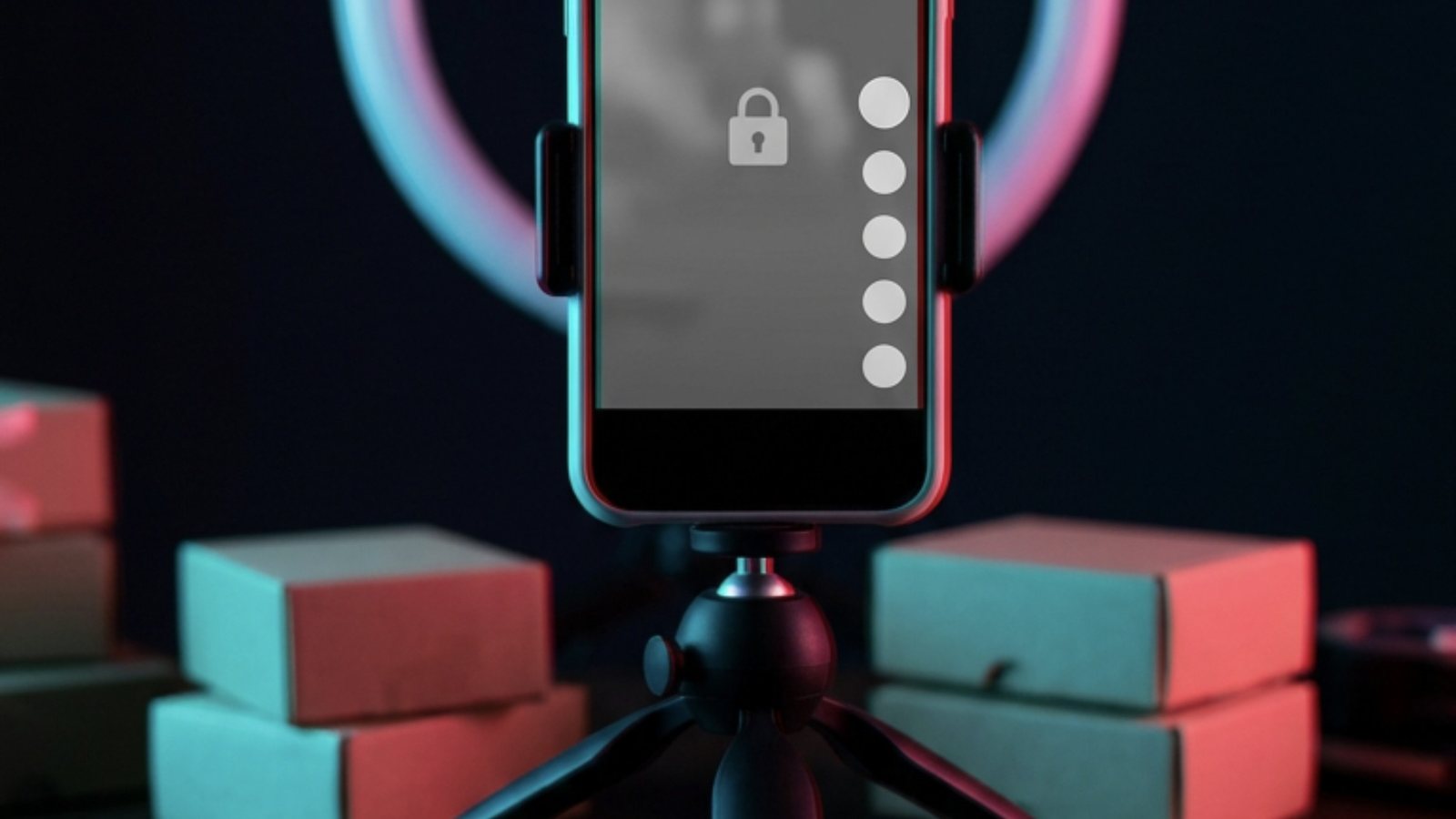 Celular preso a um pequeno tripé diante de um anel de luz, numa mesa de criador de conteúdo à noite, com um vídeo vertical apagado em cinza atrás de um cadeado na tela, bordas iluminadas em ciano e rosa e pequenas caixas de produto prontas para envio